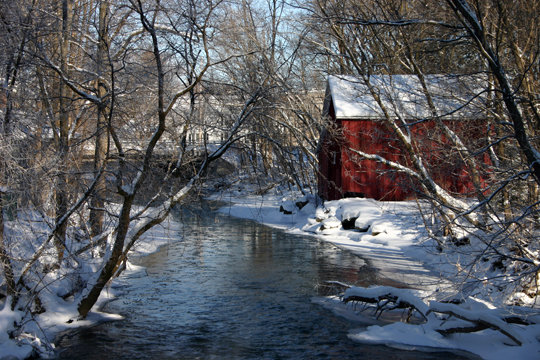 Chittenango, NY: Chitt enango Creek runs through Village