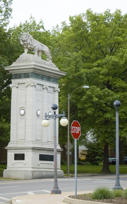 University City, MO: Lion statue at west end of the Delmar Loop