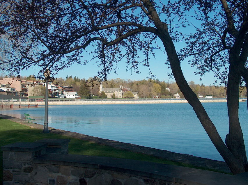 Skaneateles, NY: Lakeside od Skaneateles as taken from one of the parks