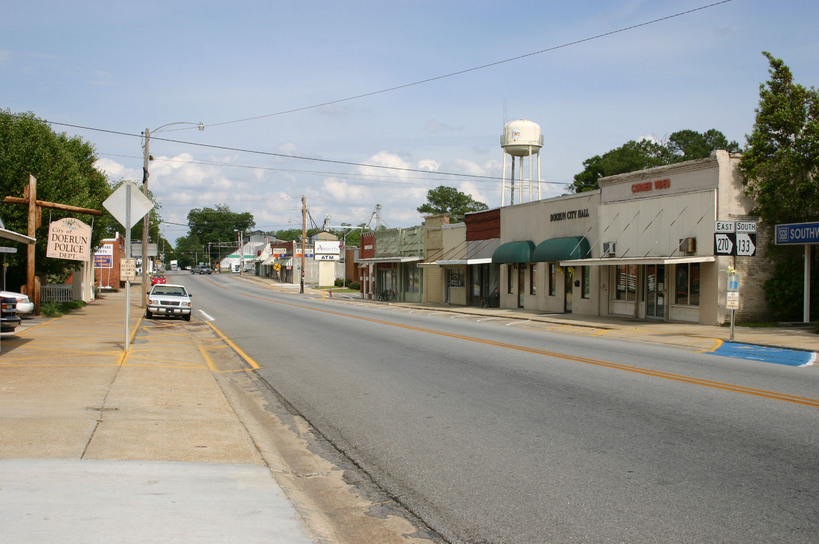 Doerun, GA: Broad Ave - Includes City Hall Building
