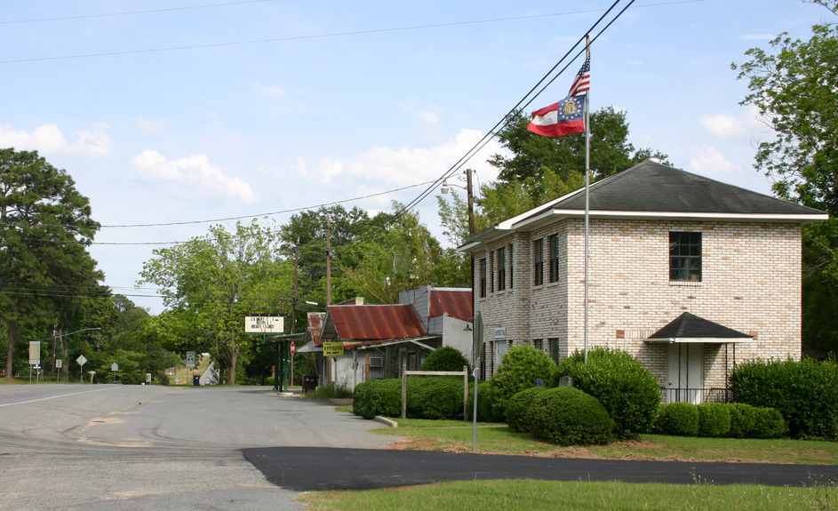 Funston, GA: Looking down GA-37 - City Hall (with flagpole)