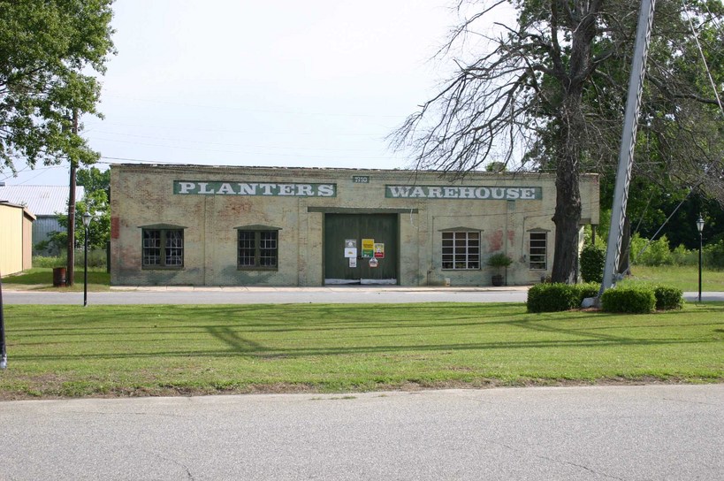 Pinehurst, GA: Planters Warehouse on Main Square