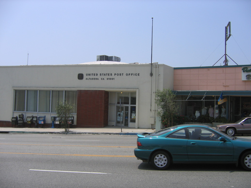 Altadena, CA: This is a picture of the Altadena Post Office on Lake Ave.