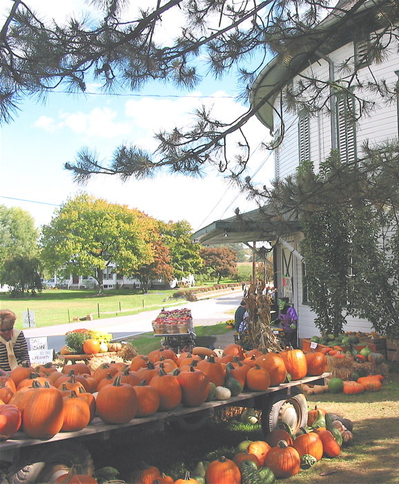 Gettysburg, PA: The historic Round Barn, just west of Gettysburg, which sells part of Adams County's bountiful fruit harvest each summer and autumn