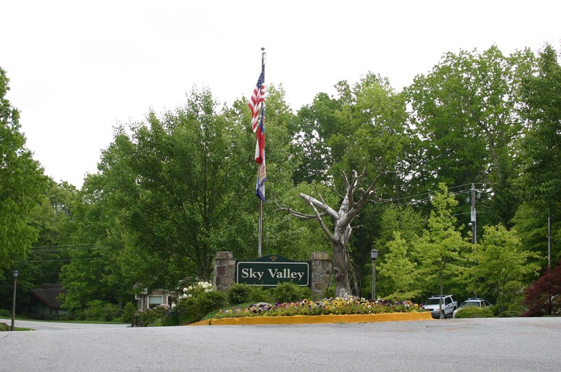 Sky Valley, GA: Town Gate - Gated Community?