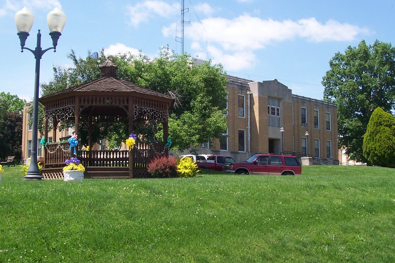 McLeansboro, IL: Court House on the Square