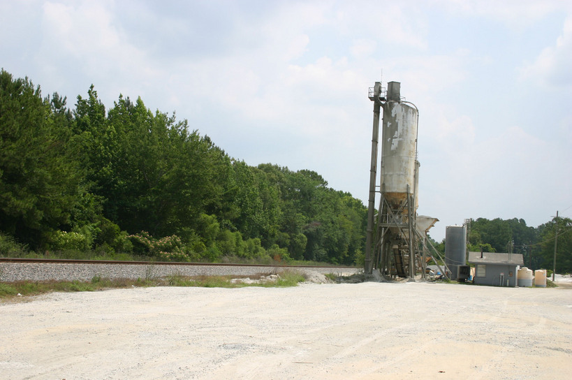 Allenhurst, GA: Cement works near railway