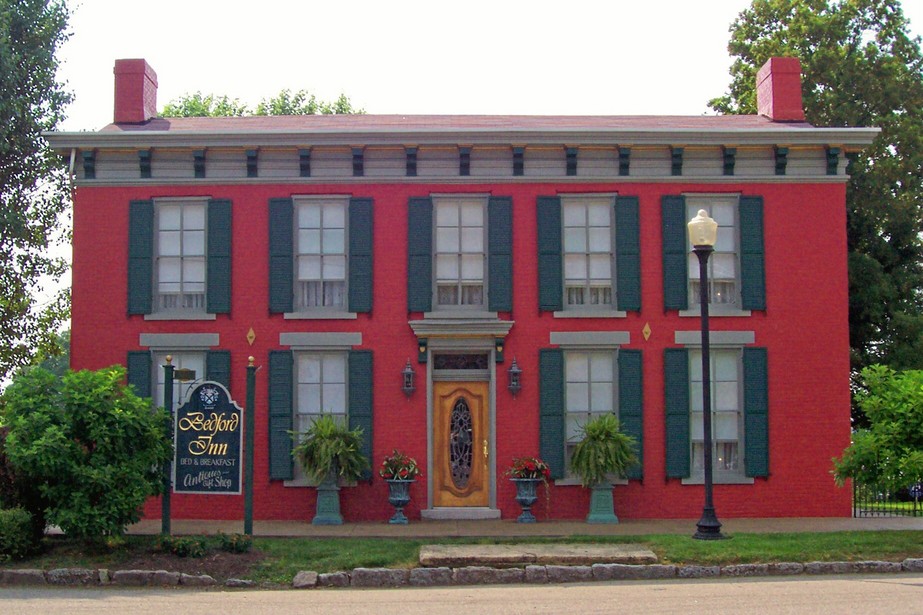 Bedford, KY: Historical Bedford Inn located behind the Courthouse