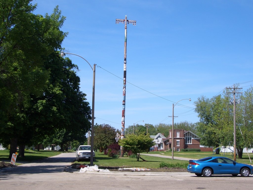 Abingdon, IL: The Abingdon Totem Pole