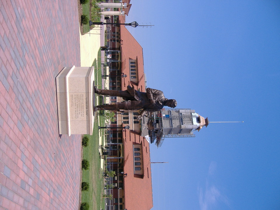 Springfield, IL: Lincoln Statue and train station downtown