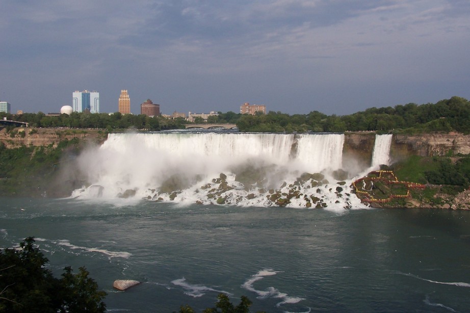 Niagara Falls, NY: Niaraga Falls, New York, above the American Falls