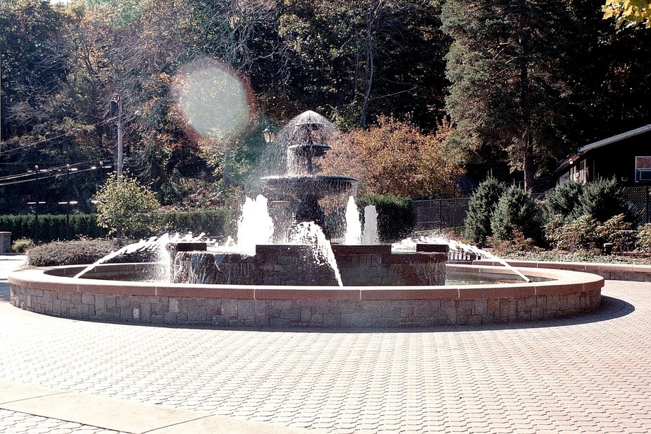 Norwich, CT: Fountain in Mohegan park