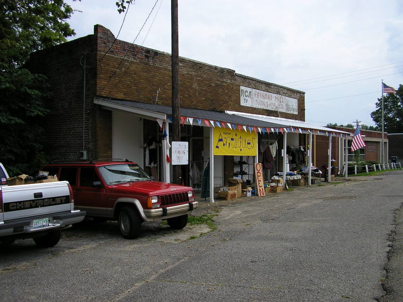 Guntown, MS: Oldest Retail building still standing built 1900. Now a Antique shop