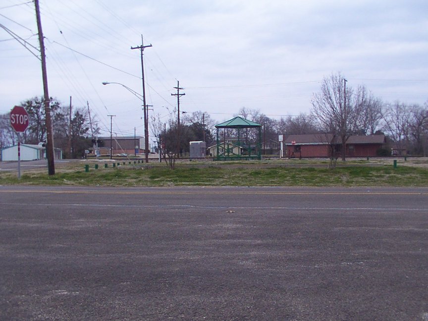 Beckville, TX: View of gazebo from bank, high school in left background