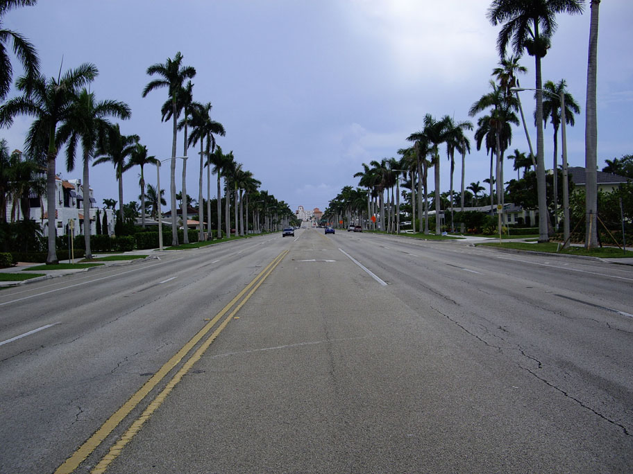 Hollywood, FL: Hollywood Blvd looking East
