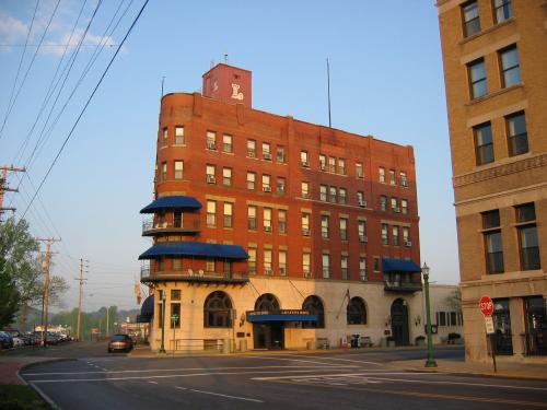 Marietta, OH: Historic Lafayette Hotel in downtown Marietta