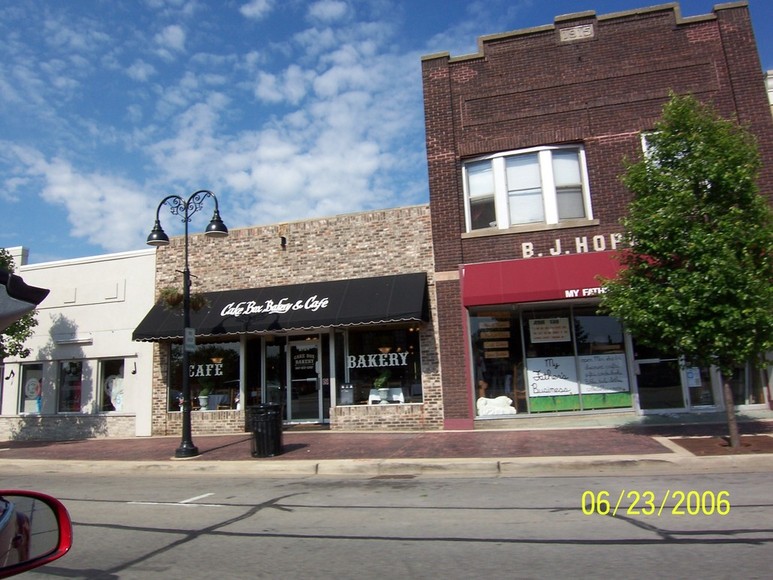 Zion, IL: Cake Box Bakery and My Fathers Things