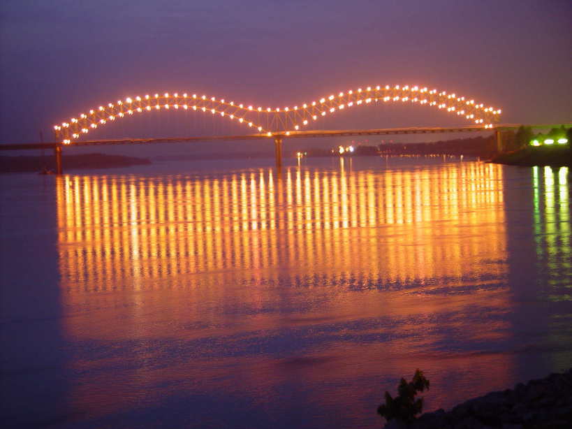 Memphis, TN: Bridge over Mississippi River in downtown Memphis