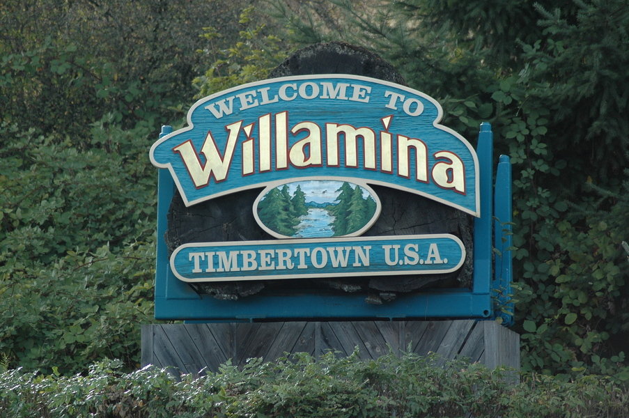 Willamina, OR: Our "Welcome to Willamina Timbertown USA" greeting into town