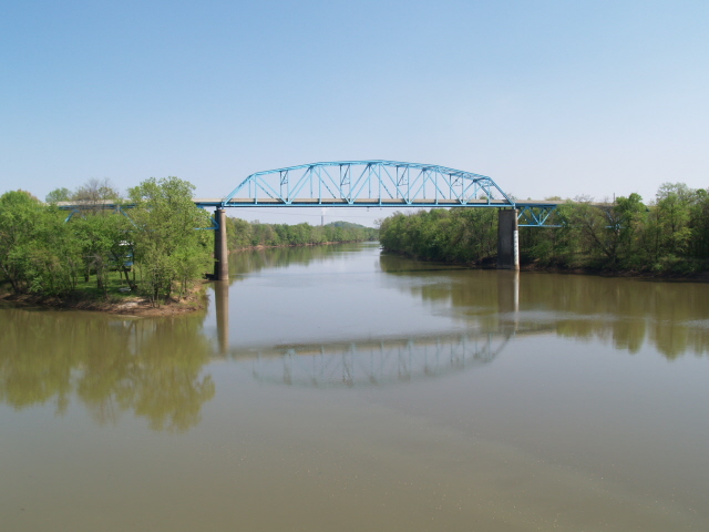 Livermore, KY: Mirror image of the Green River Bridge