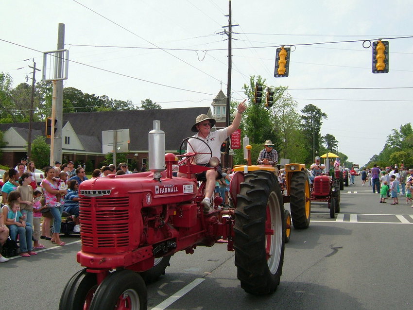 Woodbine, GA: Our only street light Antique Tractor Club Crawfish Fest