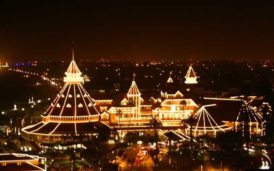 Coronado, CA: Hotel Del Coronado all lit up for Christmas