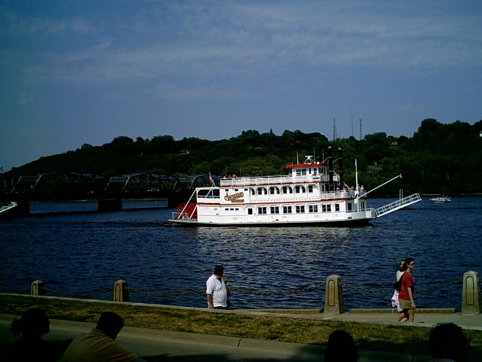 Stillwater, MN: Boat on river