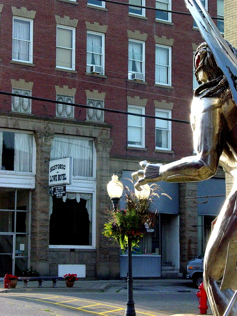 Point Pleasant, WV: Lowe's Hotel and Mothman