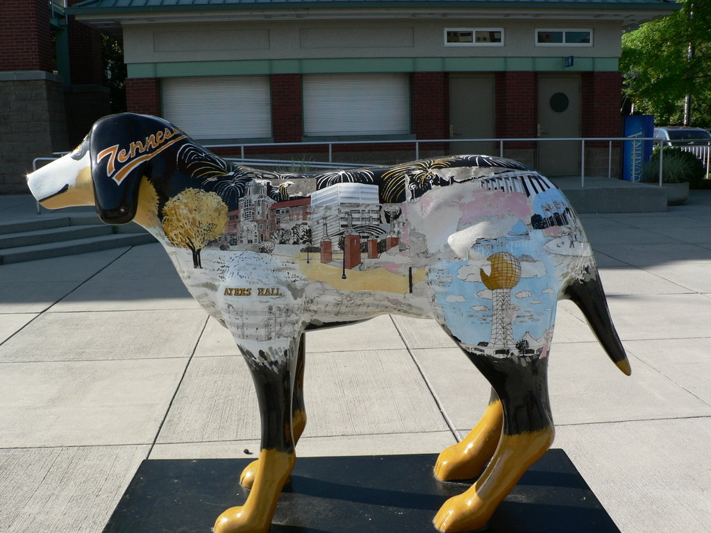 Knoxville, TN: Smokey Statue At Volunteer Landing