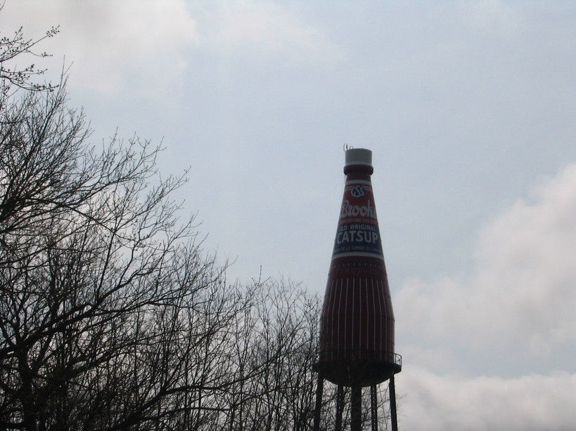 Collinsville, IL: World's Largest Catsup Bottle.
