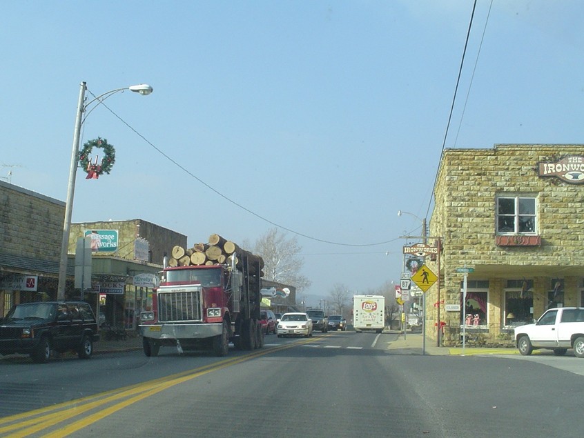 Mountain View, AR: Main Road in Mountain View