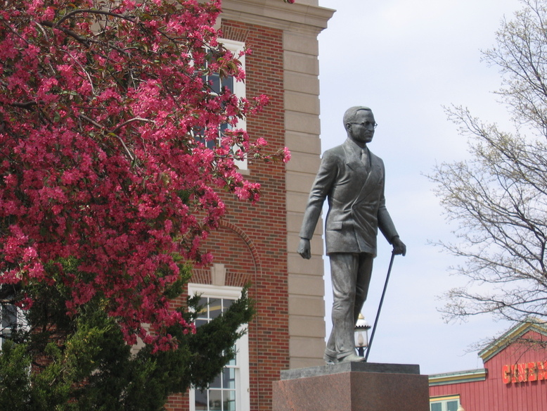 Independence, MO: Truman statue