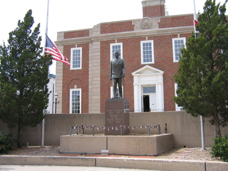 Independence, MO: Truman statue and court house