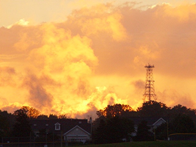 Lake Zurich, IL: I happen to look to the West of me as I driving north. I thought I saw a fire. I got out of my car, walked up a little burman and shot this photo.