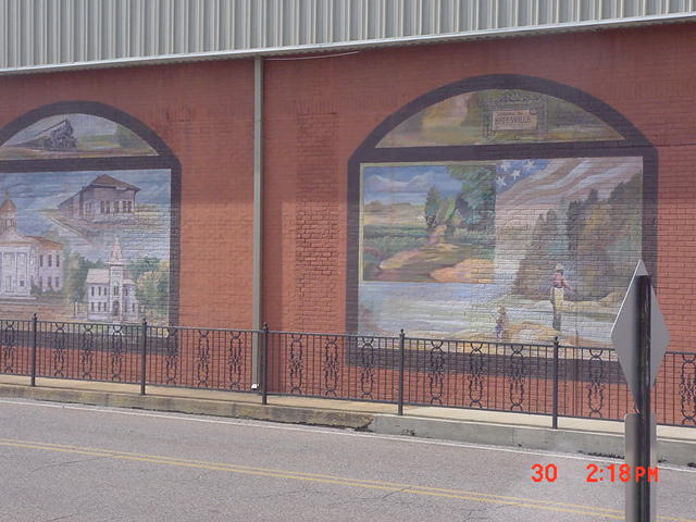Batesville, MS: Across the tracks-downtown building art