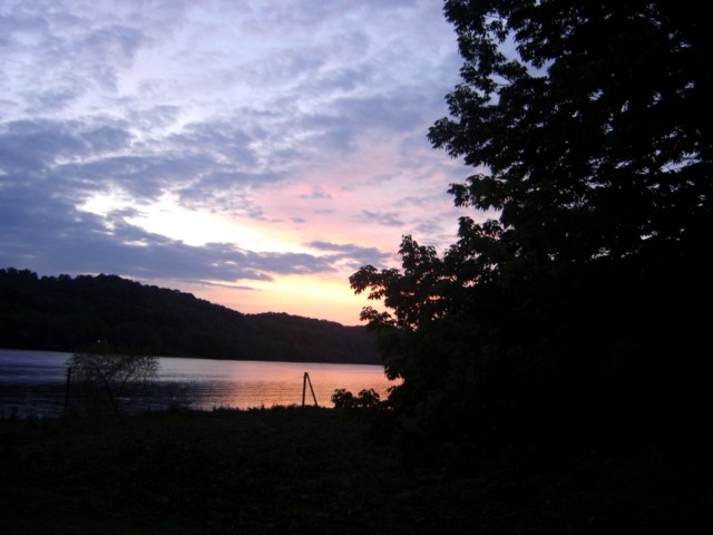 Ravenswood, WV: SUNSET OVER THE OHIO RIVER