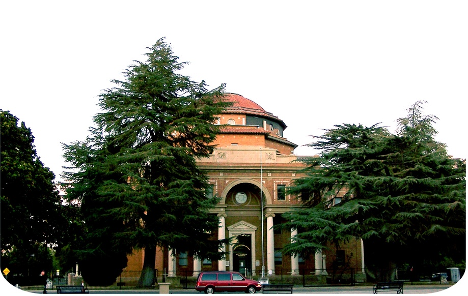 Atascadero, CA: Atascadero City Hall view from Sunken Gardens Park