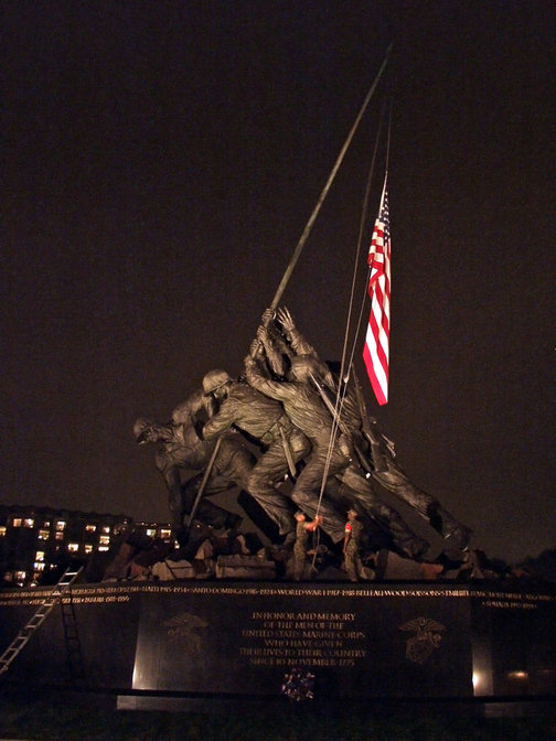 Arlington, VA: Changes the flag U.S. Marine Corps War Memorial