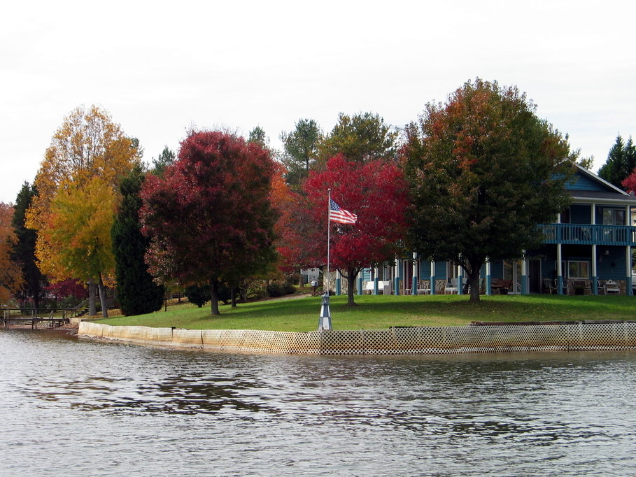 Hickory, NC: Fall on Lake Hickory