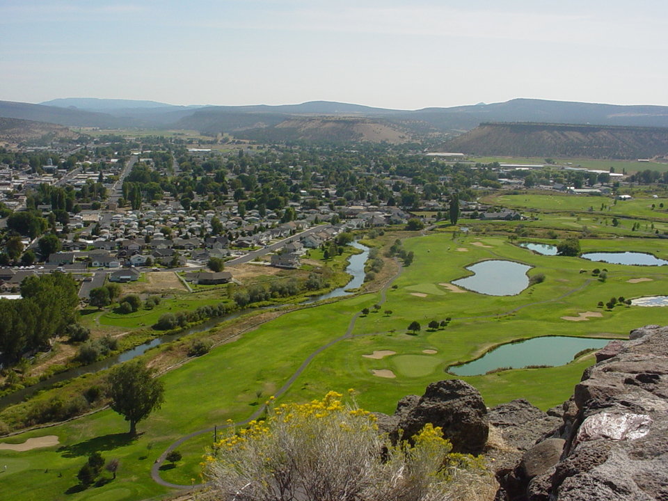 Prineville, OR: Overlooking the beautiful Meadow Lakes Golf Course