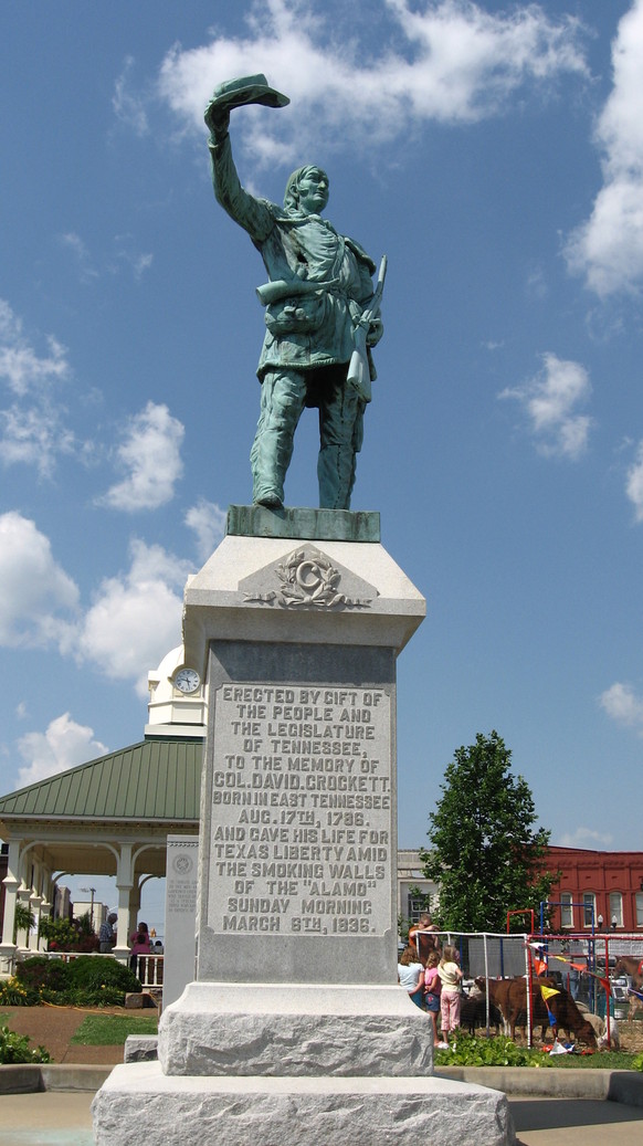 Lawrenceburg, TN: Statue of David Crockett in Lawrenceburg,Tn