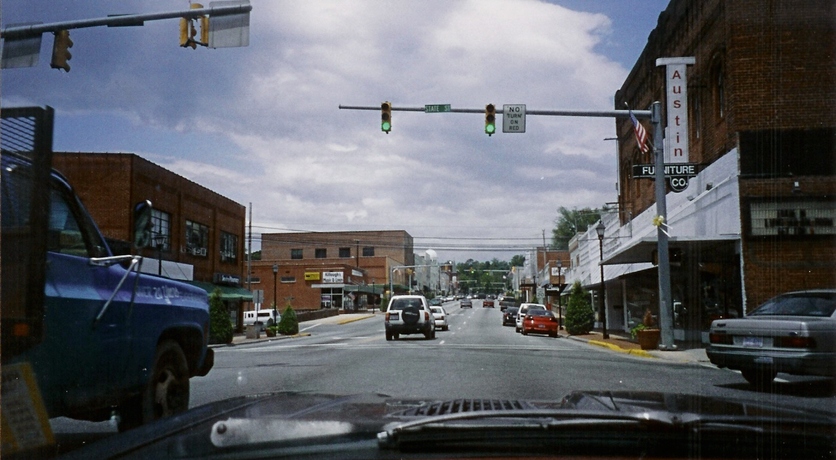 Marion, NC: Main Street Marion, NC heading North