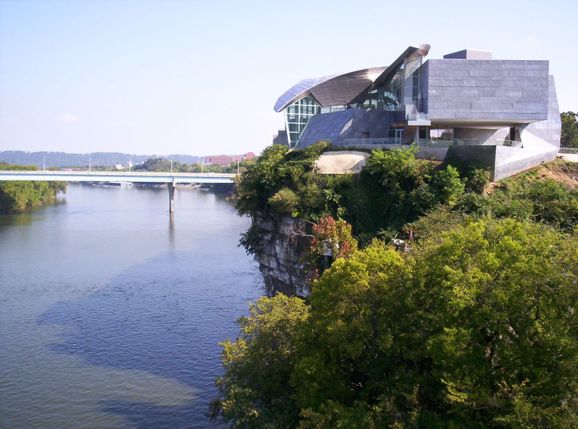 Chattanooga, TN: HUNTER MUSEUM from the walkway/bikeway Bridge