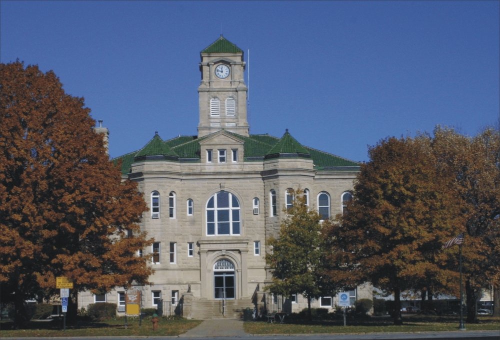 Centerville, IA: Historic Courthouse in the World's Largest Town Square and Shopping Plaza