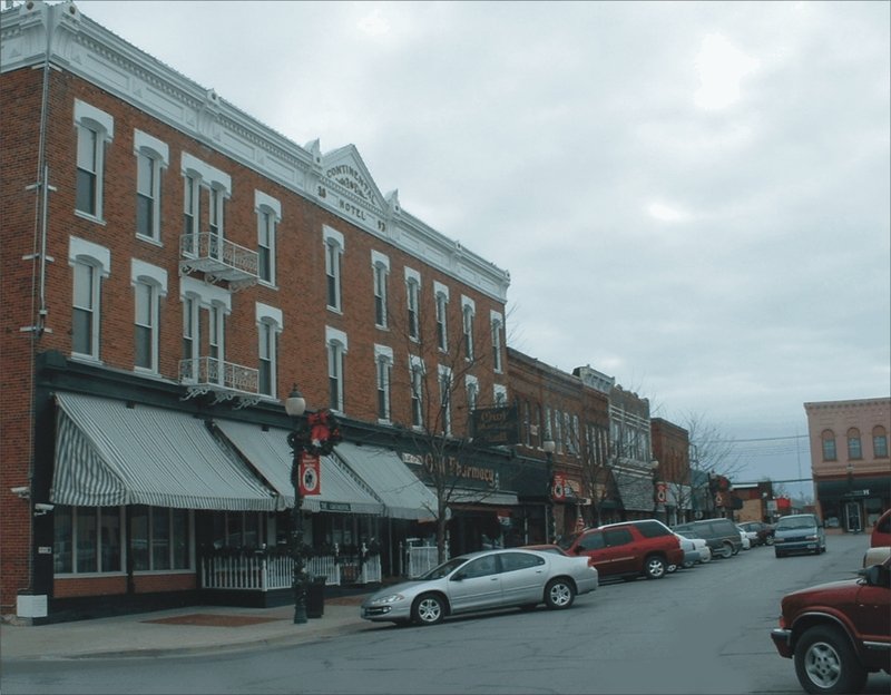 Centerville, IA: Historic Continental on the World's Largest Town Square and Shopping Plaza