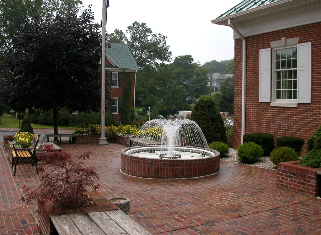 Abingdon, VA: Fountain near the Barter Theater on the main street in Abingdon