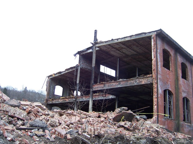 Lehighton, PA: demolition of Packerton Yard train building