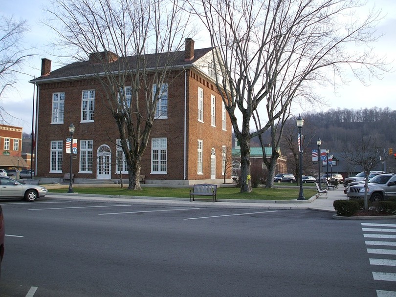 Livingston, TN: Courthouse square, looking south