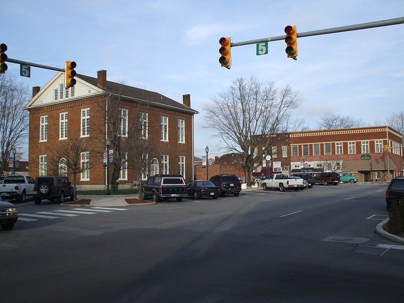 Livingston, TN: Courthouse square, looking east
