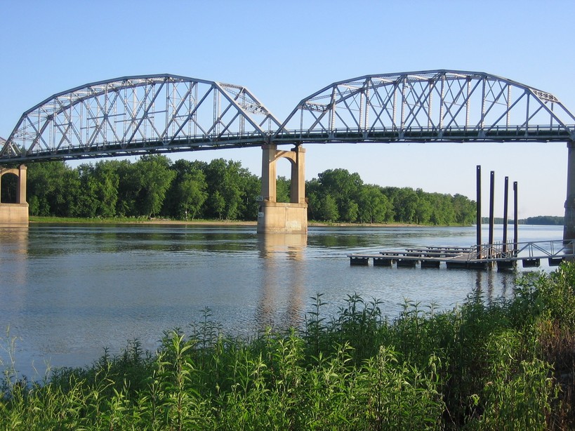 Henry, IL: The bridge over Illinois river at Henry